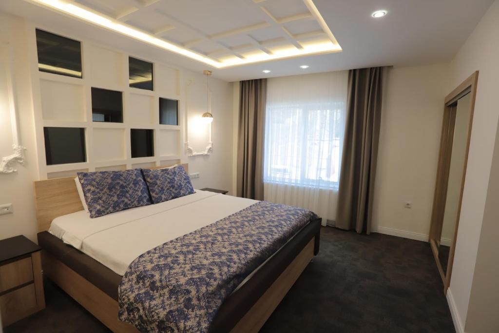 Ένα ή περισσότερα κρεβάτια σε δωμάτιο στο AYDINLI HOTEL