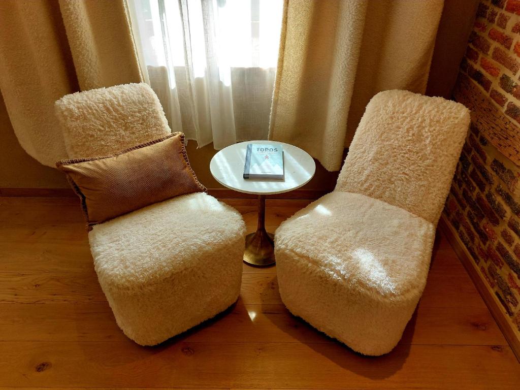 Posezení v ubytování Les Suites de Petit Bomal