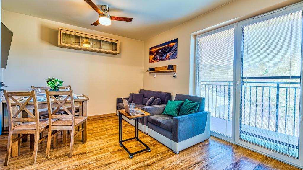 Posedenie v ubytovaní Apartamenty Monteverde przy Gondoli - Zakopiańska 22 by Royal Aparts