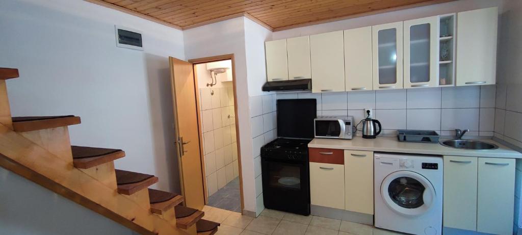 Kuchyňa alebo kuchynka v ubytovaní Studio Apartman Kaštel Kambelovac