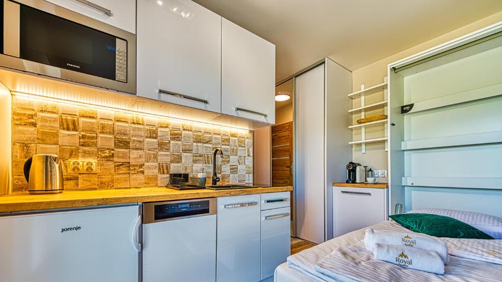 Kuchyňa alebo kuchynka v ubytovaní Apartamenty Monteverde przy Gondoli - Zakopiańska 22 by Royal Aparts