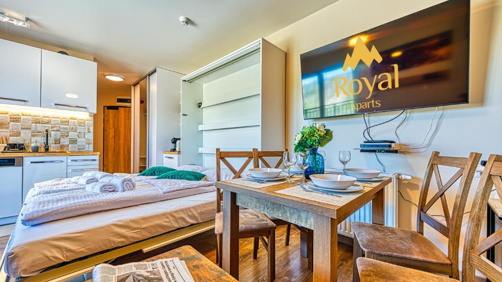 Posteľ alebo postele v izbe v ubytovaní Apartamenty Monteverde przy Gondoli - Zakopiańska 22 by Royal Aparts