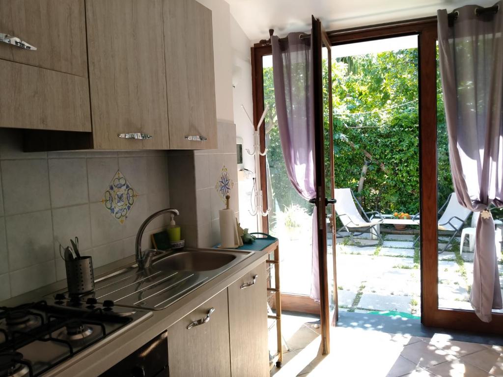 Kuchyň nebo kuchyňský kout v ubytování Villino L'Aranceto Sorrentino