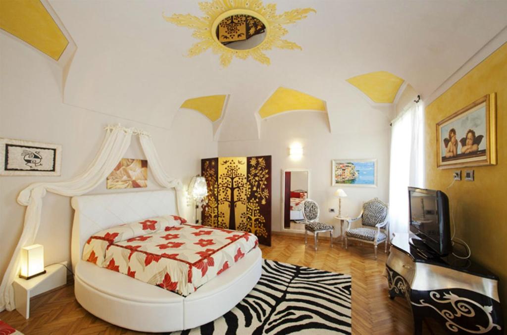 una camera con un letto e una televisione di One bedroom apartement with furnished balcony and wifi at Mondovi Piazza CN a Mondovì