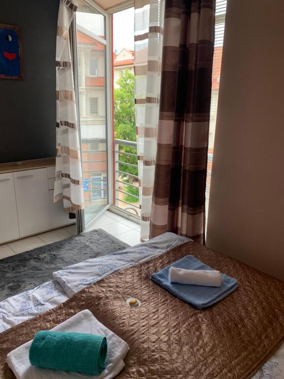 Posteľ alebo postele v izbe v ubytovaní Furó-Lak 1 Apartman Hajdúszoboszló