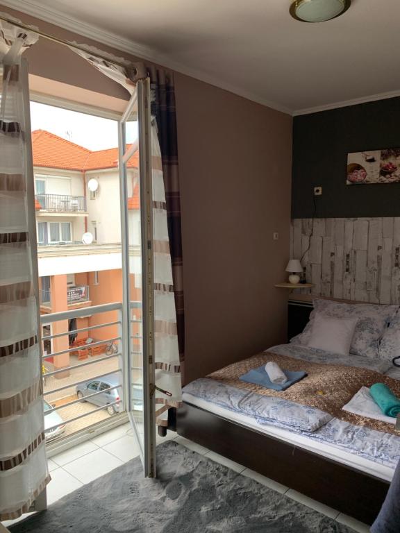 Posteľ alebo postele v izbe v ubytovaní Furó-Lak 1 Apartman Hajdúszoboszló