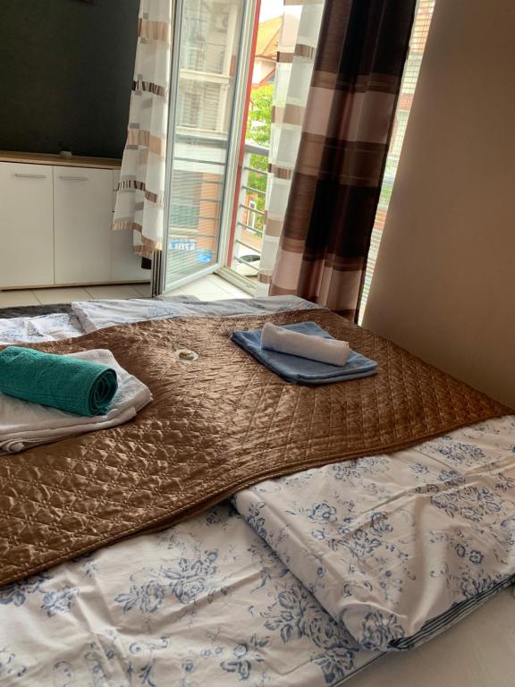 Posteľ alebo postele v izbe v ubytovaní Furó-Lak 1 Apartman Hajdúszoboszló