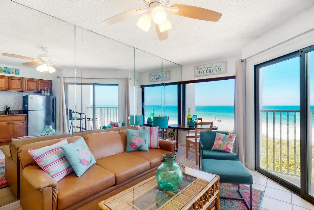 een woonkamer met een bank en uitzicht op de oceaan bij Belleair Beach Club 212 in Clearwater Beach