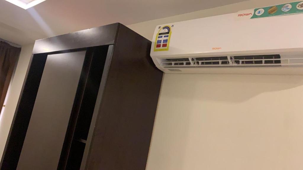 a room with a air conditioner on the wall at نسيم البحر in Yanbu