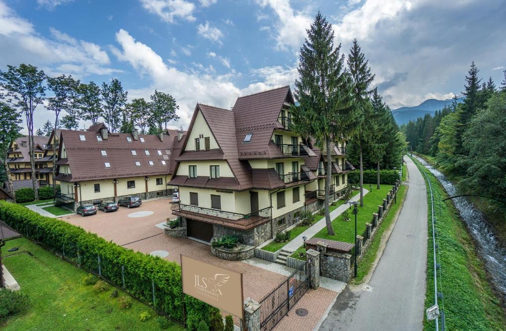 an aerial view of a large house with a driveway at Apart4You Apartamenty Bulwary25 in Zakopane