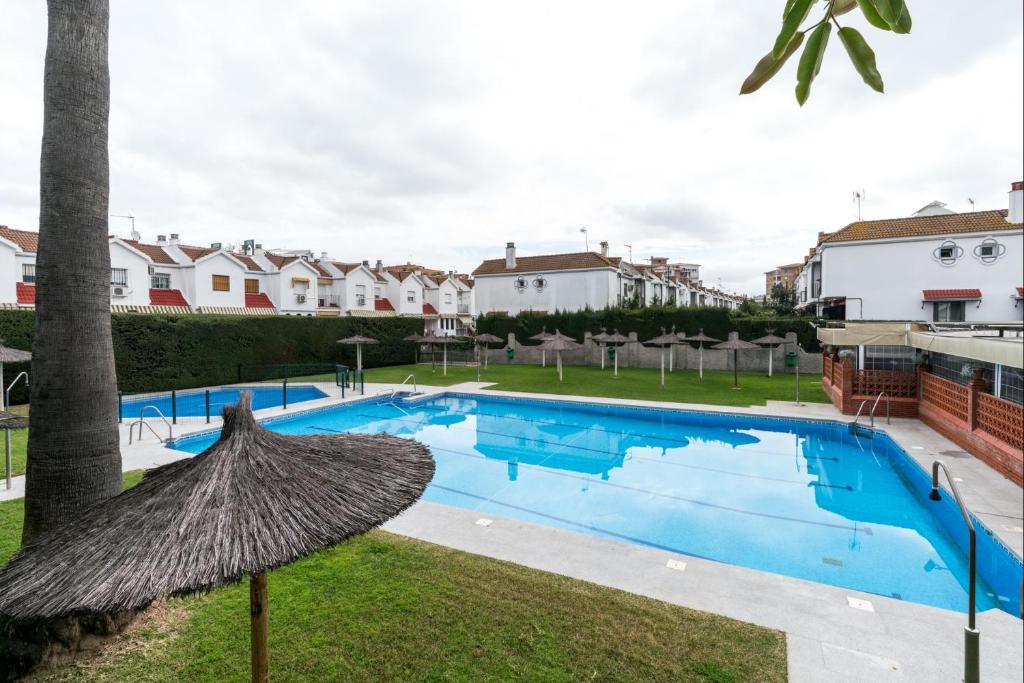 una imagen de una piscina en una casa en BeHouse Mairena, en Mairena del Aljarafe
