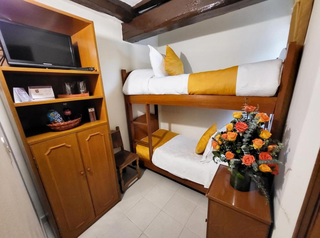 Postel nebo postele na pokoji v ubytování Hotel Ambala Bogota Colonial