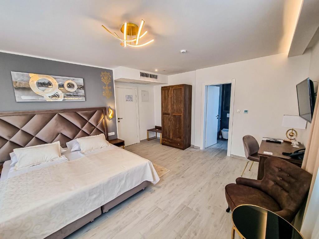 Postel nebo postele na pokoji v ubytování Heritage Hotel Stypia