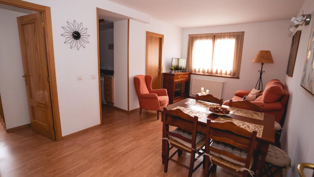 sala de estar con sofá, mesa y sillas en Montmalus Soldeu, en Soldeu