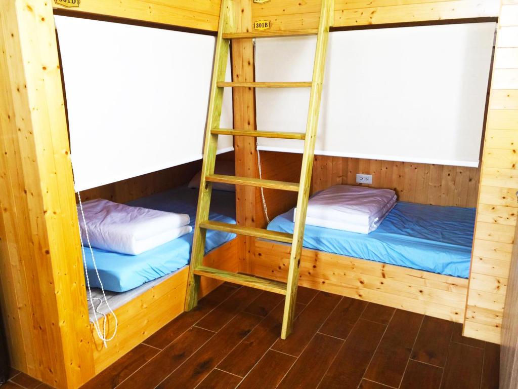 Palanda nebo palandy na pokoji v ubytování Hello Inn