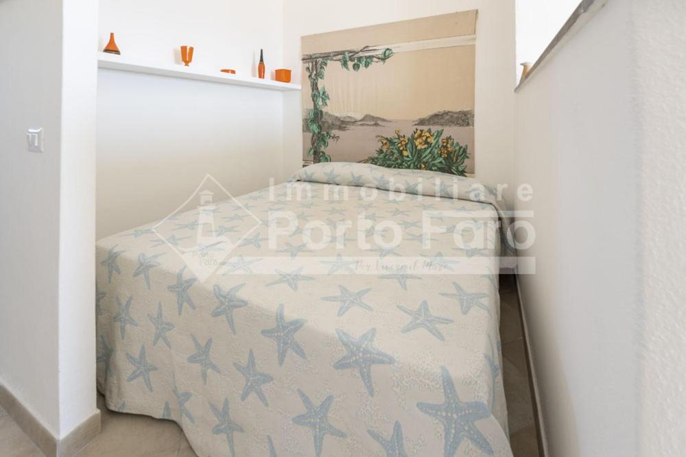 Łóżko lub łóżka w pokoju w obiekcie 9 FARO - Porto Faro finestra su un mare d'amare