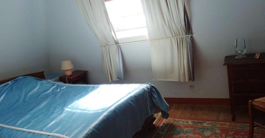 Posteľ alebo postele v izbe v ubytovaní Maison de charme à Teyssieu avec cheminée et jardin.