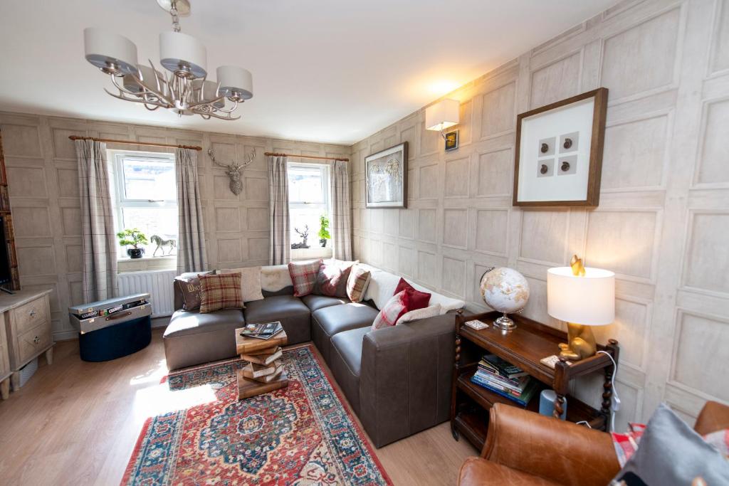 a living room with a couch and a table at 3 Bedroom House - a very British place to stay - near city centre ! in Oxford