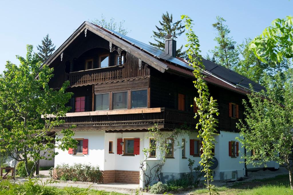 una casa nel bosco con gli alberi di Haus an der Kräuterwiese a Unterwössen