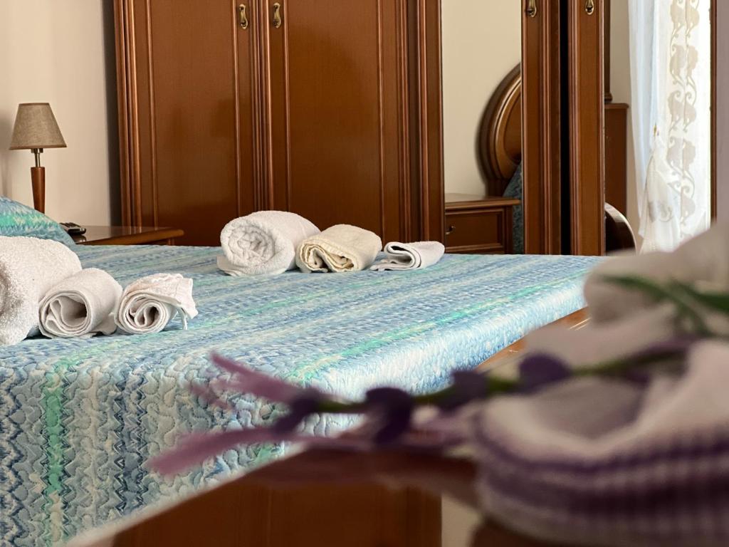 ein Schlafzimmer mit einem Bett mit Handtüchern darauf in der Unterkunft Marco I..Talia in Fuscaldo