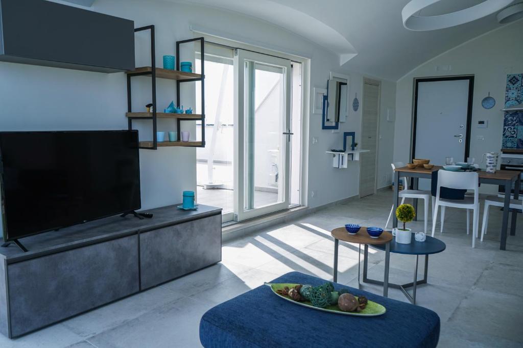 Televízia a/alebo spoločenská miestnosť v ubytovaní NSM Blumarine Attico con terrazza e servizio spiaggia