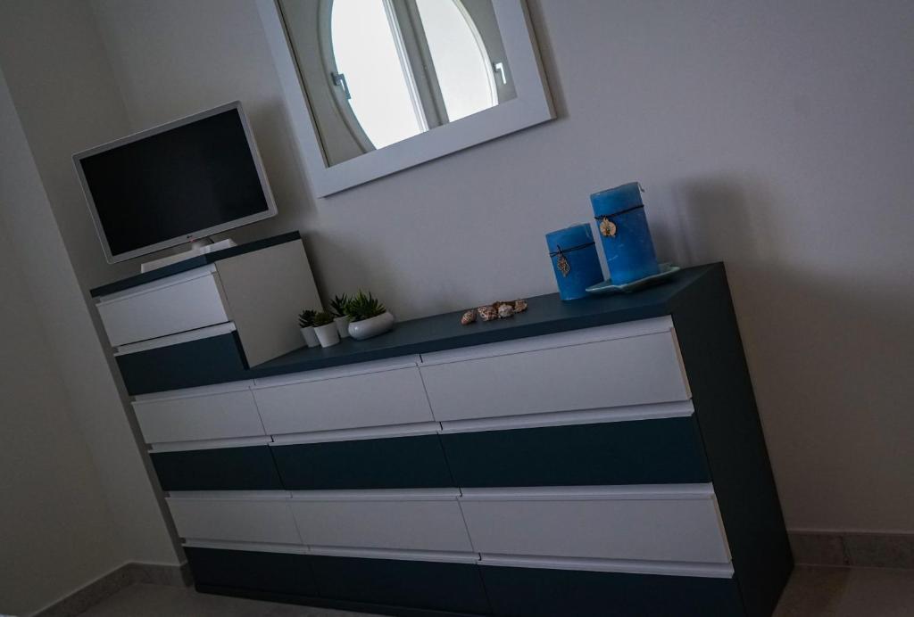 Televízia a/alebo spoločenská miestnosť v ubytovaní NSM Blumarine Attico con terrazza e servizio spiaggia