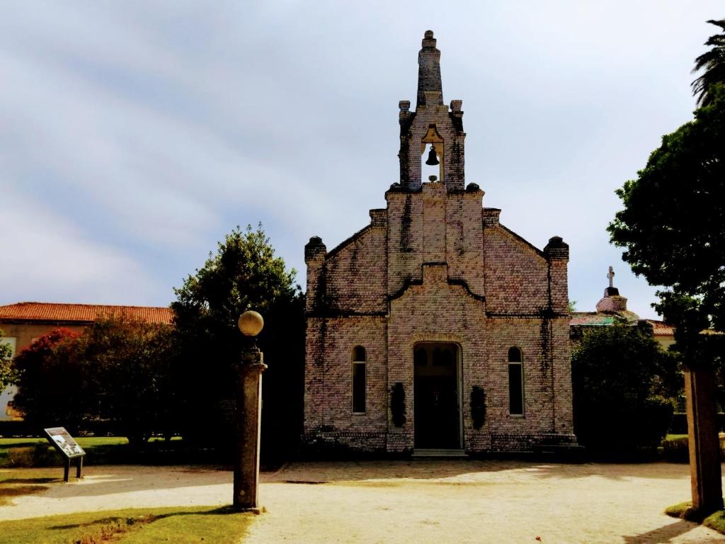 Zdjęcie z galerii obiektu Ático céntrico y funcional con terraza situado frente al Puente de La Toja y al paseo marítimo de O Grove. Ideal para familias o grupos. w mieście O Grove