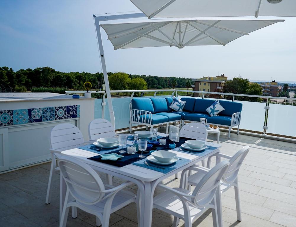 Balkón alebo terasa v ubytovaní NSM Blumarine Attico con terrazza e servizio spiaggia