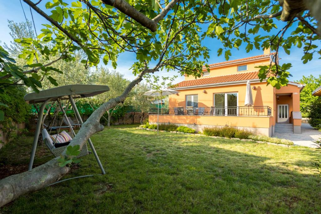 Ogród w obiekcie Holiday house TOIĆI