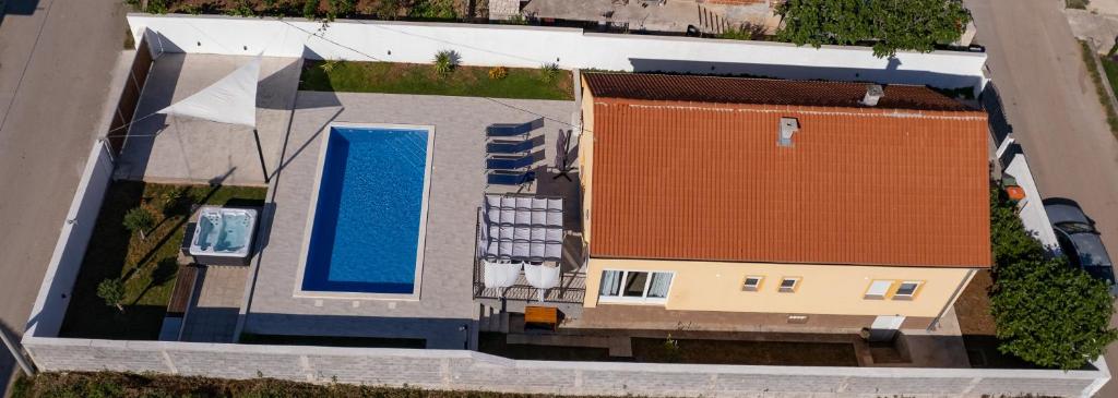 Bazén v ubytovaní Villa Family and Friends private heated pool with jacuzzi alebo v jeho blízkosti