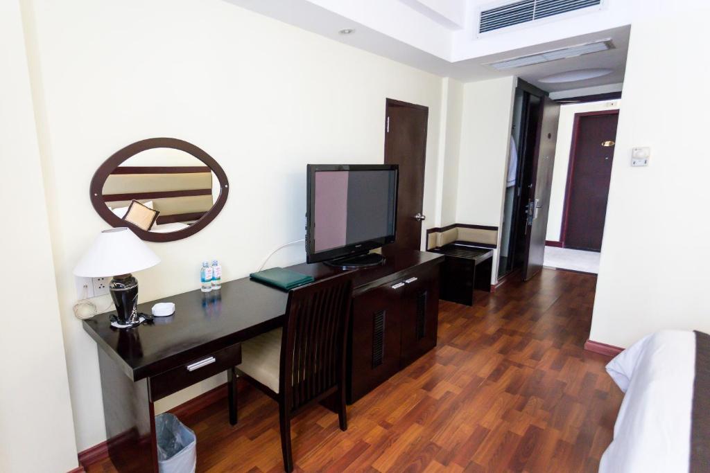 TV a/nebo společenská místnost v ubytování Angella Hotel