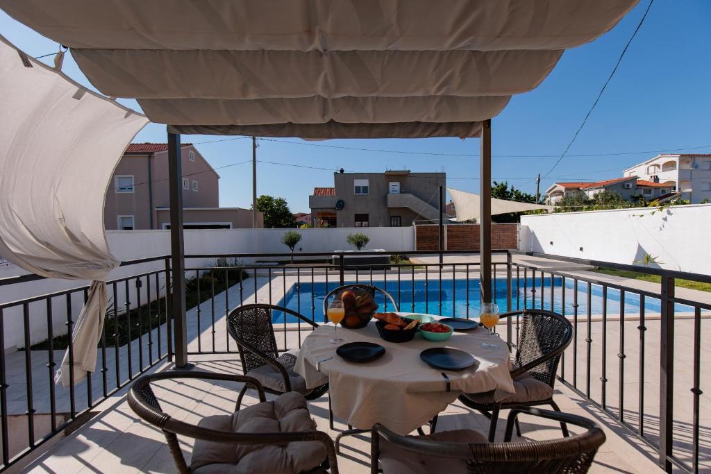 Bazén v ubytovaní Villa Family and Friends private heated pool with jacuzzi alebo v jeho blízkosti