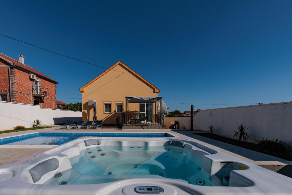 Bazén v ubytovaní Villa Family and Friends private heated pool with jacuzzi alebo v jeho blízkosti
