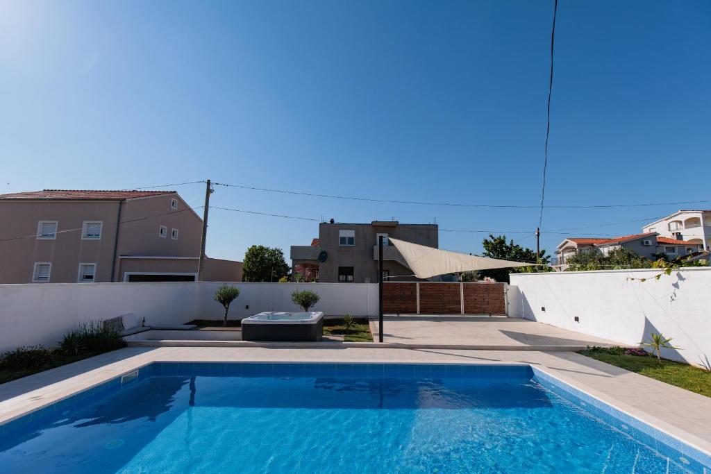 Bazén v ubytovaní Villa Family and Friends private heated pool with jacuzzi alebo v jeho blízkosti
