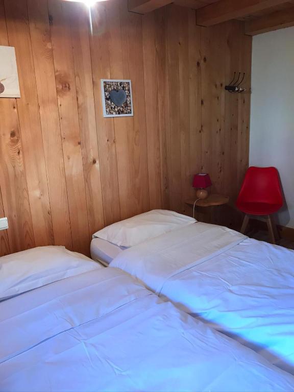 La Ferme des Georgières -Pour votre confort, le séjour inclut les draps, les serviettes de bain et le ménage- - Two-Bedroom Apartment With Terrace