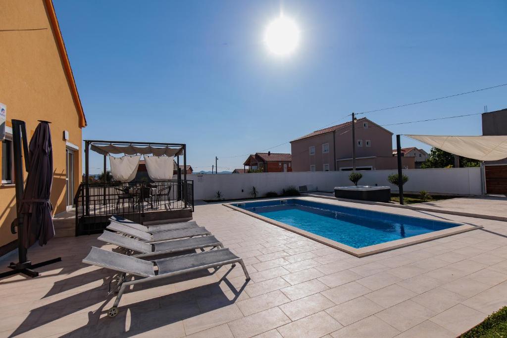 Bazén v ubytovaní Villa Family and Friends private heated pool with jacuzzi alebo v jeho blízkosti