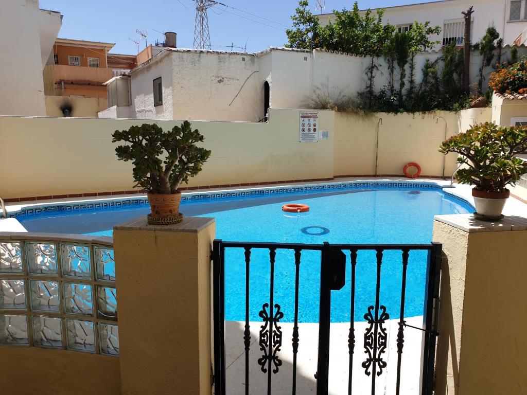 uma piscina numa varanda com dois vasos de plantas em Luxurious Three Bedroom Duplex Apt Close to Beach em Fuengirola