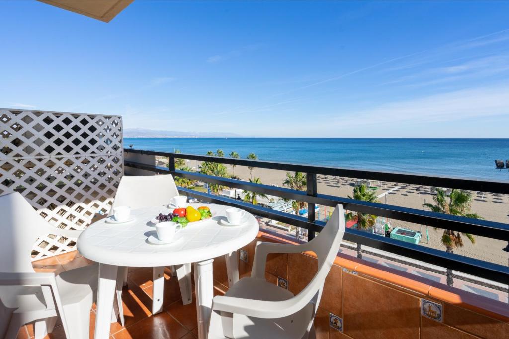 トレモリノスにあるPerla del Solのビーチを望むバルコニー(テーブル、椅子付)