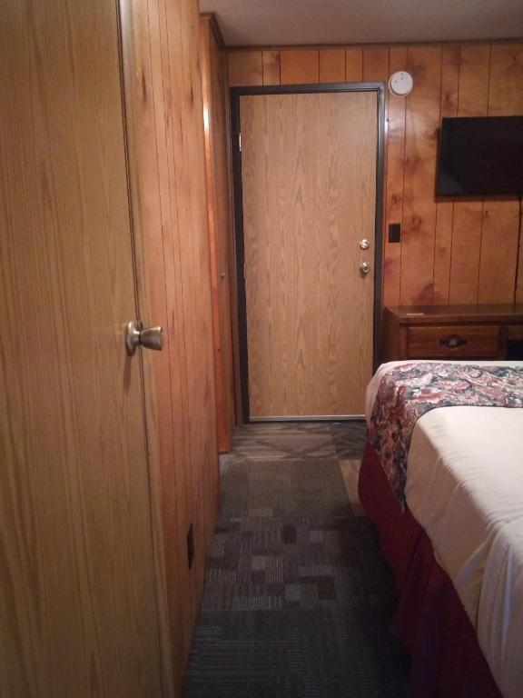 Postel nebo postele na pokoji v ubytování The Orca Inn