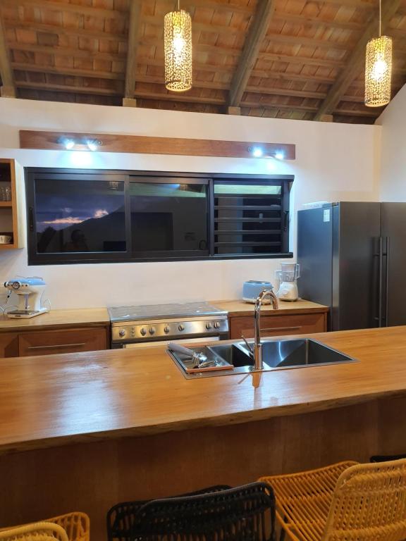 Kuchyň nebo kuchyňský kout v ubytování Moorea Lodge Bungalow