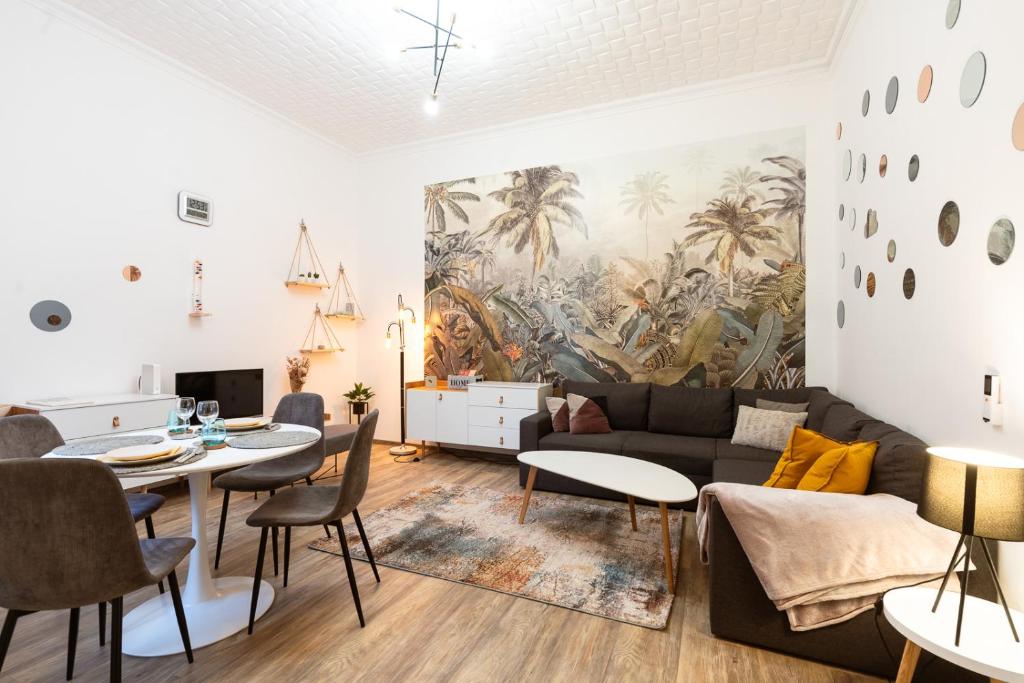 ein Wohnzimmer mit einem Sofa und einem Tisch in der Unterkunft Luxury City Center apartment next to New York Cafe in Budapest
