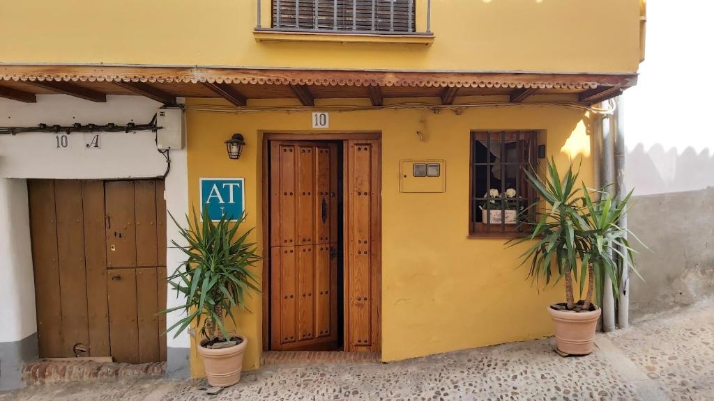 un edificio amarillo con una puerta y dos plantas en Arco del Tinte 10, en Guadalupe