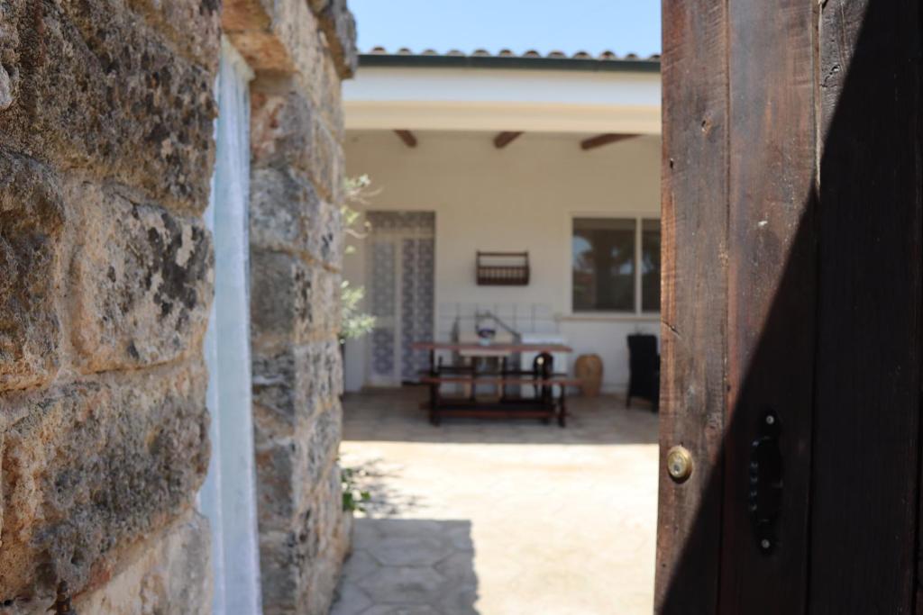 una puerta abierta de una casa con una pared de ladrillo en Masseria Salentina, en Marina Serra
