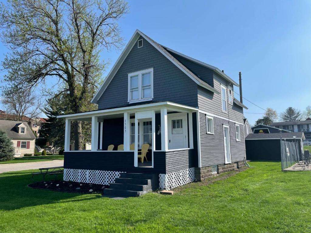 3 Bedroom House with Lake Pepin views with access to shared pool, Lake