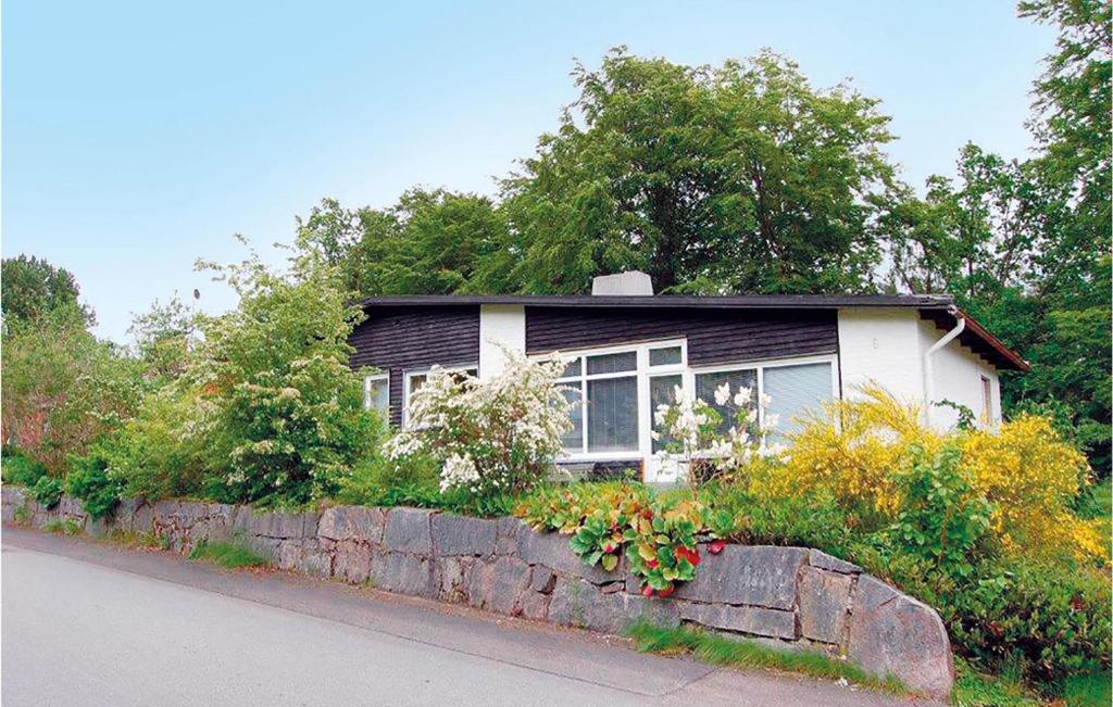 VittsjöにあるBeautiful Home In Vittsj With 4 Bedroomsの道路脇の小屋