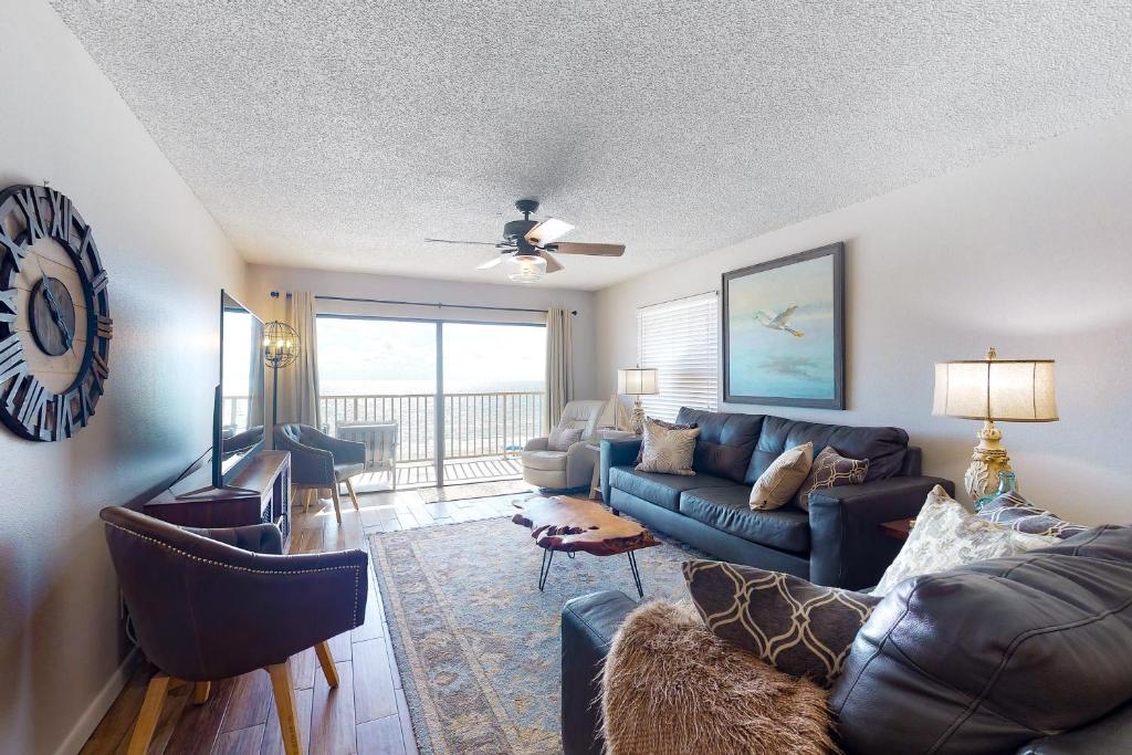 ein Wohnzimmer mit einem Sofa und einem Tisch in der Unterkunft Sea Gate 308 in Clearwater Beach
