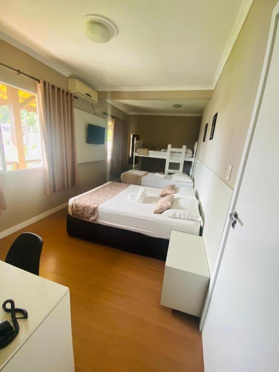 Postel nebo postele na pokoji v ubytování Hotel Lorimar