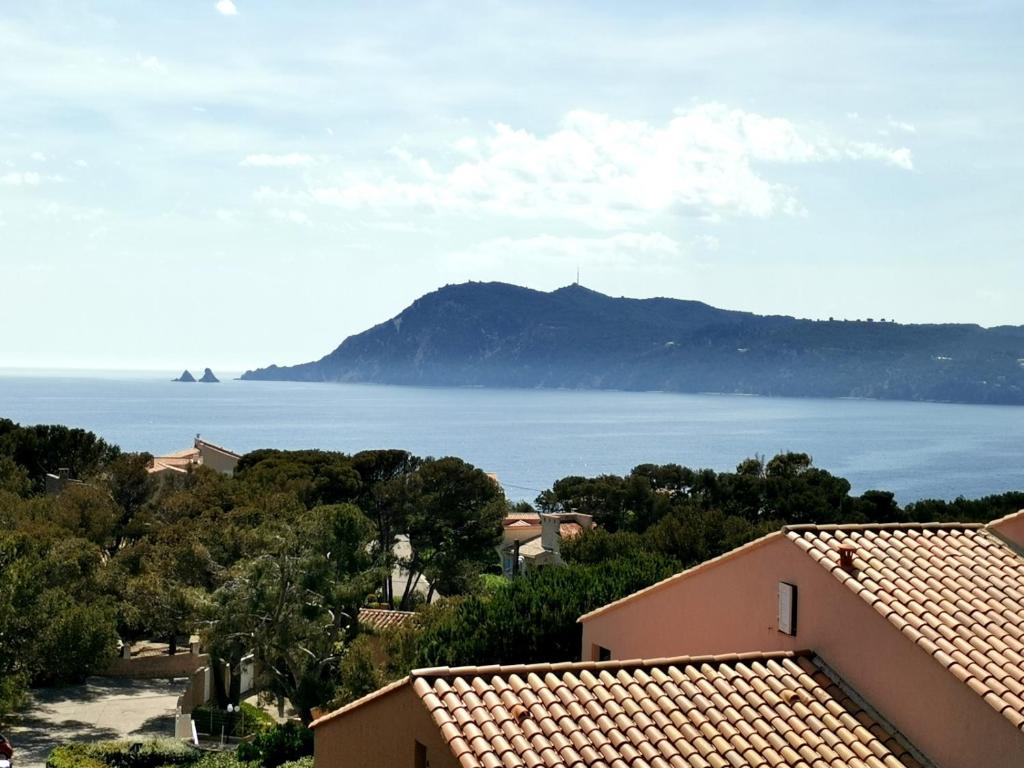 widok na ocean i góry w obiekcie Pasalasa w mieście Saint-Mandrier-sur-Mer