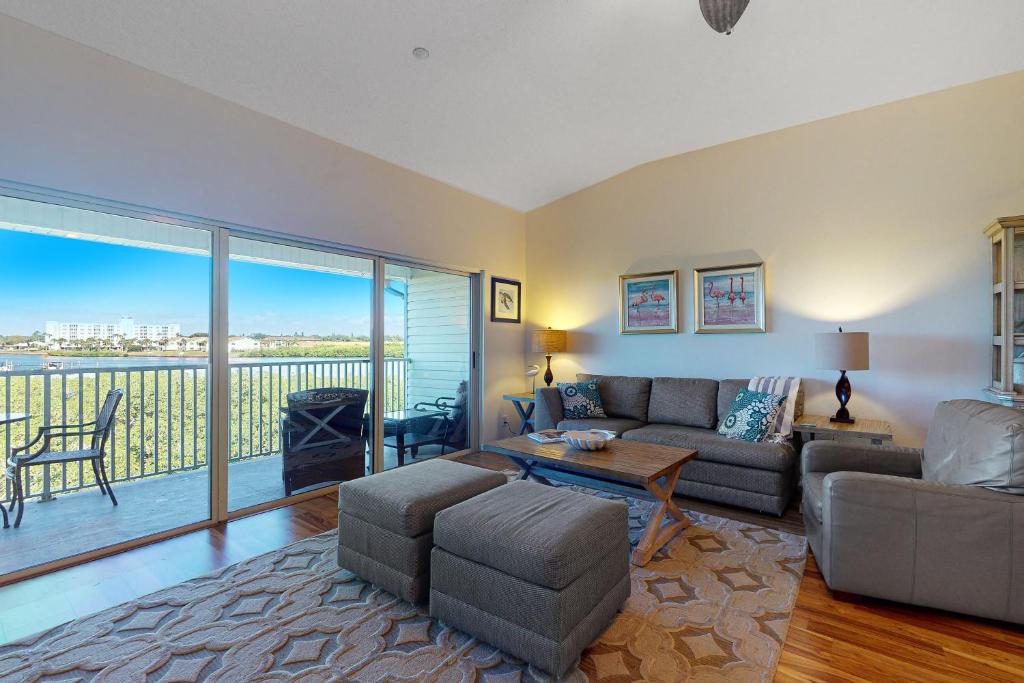 uma sala de estar com um sofá e uma mesa em Mariner's Pointe 503 em Clearwater Beach
