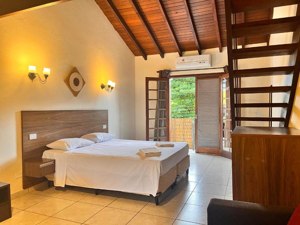 a bedroom with a large bed in a room at Delphin Apartamento 7 in Ilhabela